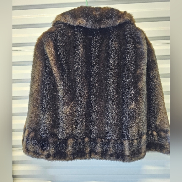 FAUX FUR CAPE STOLE SHAWL SIZE: Medium-Large - Picture 7 of 10